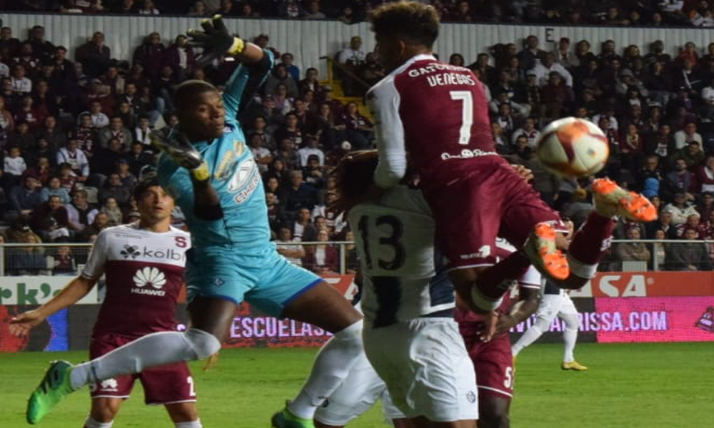 Johan Venegas no pudo rematar el balón, y dejó escapar la posibilidad de gol.