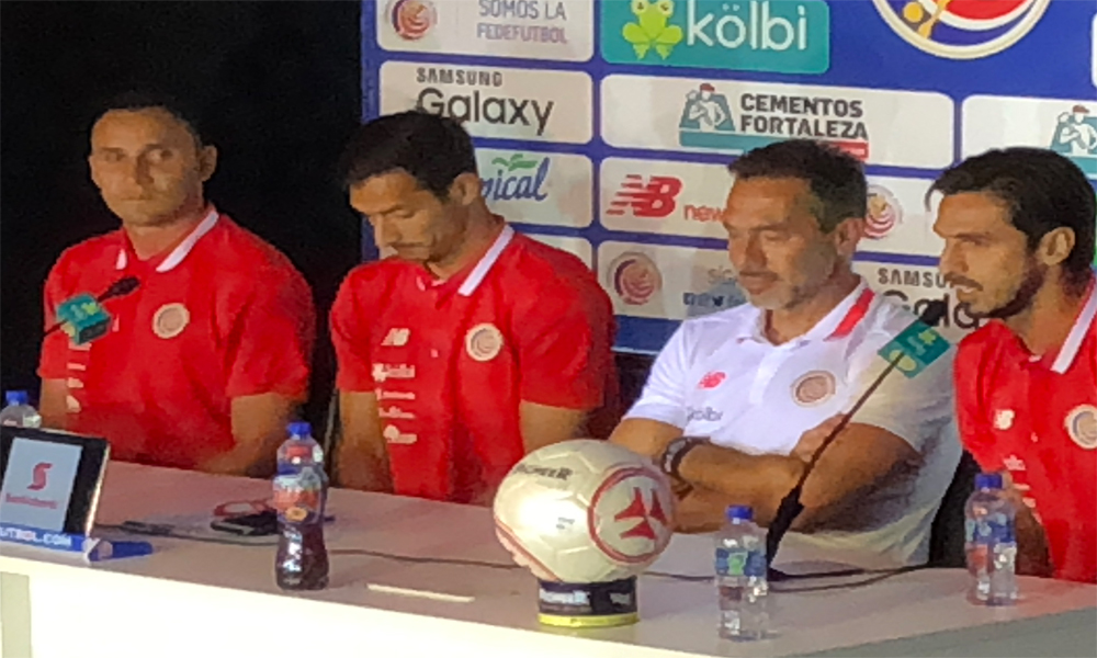 El técnico Gustavo Matosas se hizo acompañar de los capitanes para la conferencia previa al juego ante Jamaica.