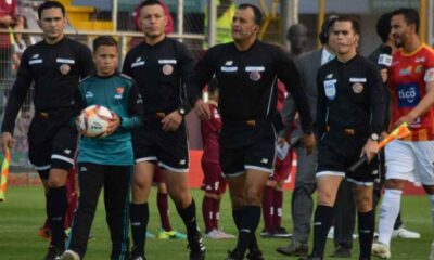 Pedro Navarro (tercero, de izquierda a derecha) renunció a dirigir el juego entre Jicaral y el Herediano.