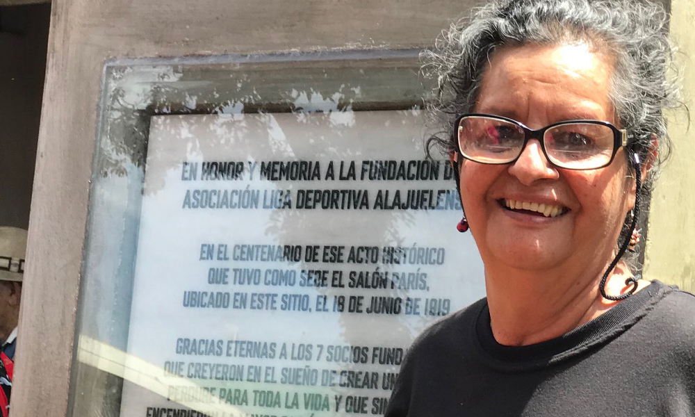 Doña Teresa Castro no perdió oportunidad de guardar un recuerdo con la Placa conmemorativa.