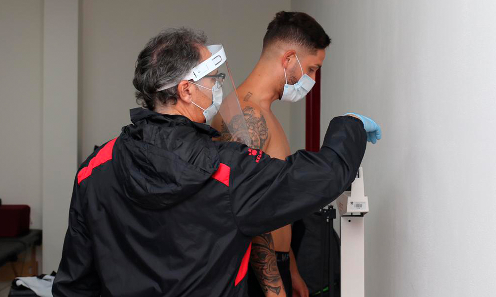 El doctor Alfredo Gómez y su equipo revisaron a todos los jugadores antes del entrenamiento.