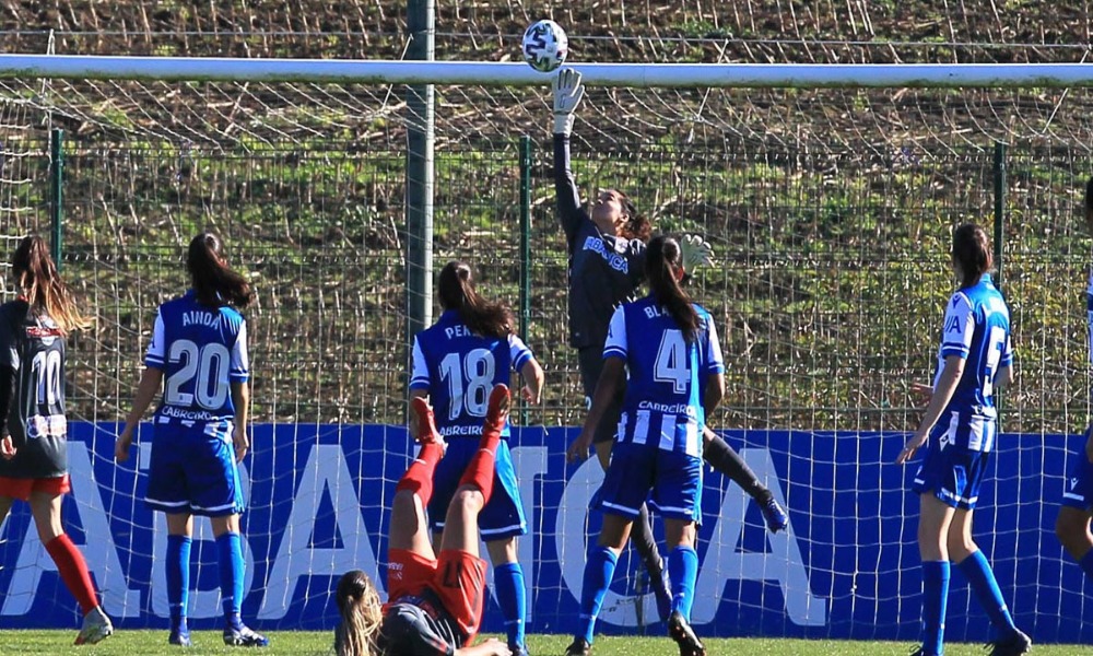 Noelia Bermúdez respondió muy bien cuando fue exigioda, como en esta acción. Stephannie Blanco (4) también fue de la partida con el Depor.