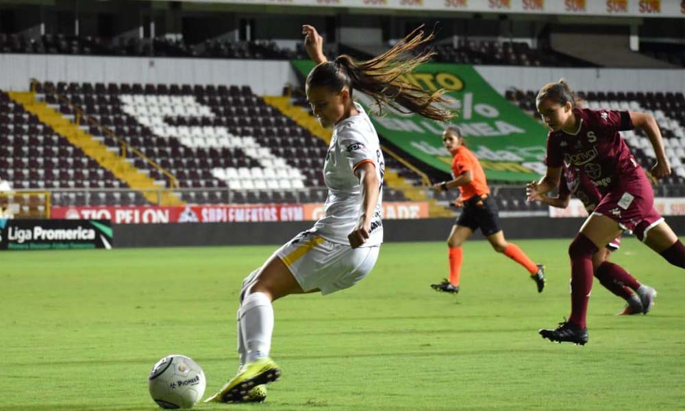 Paula Coto marcó el tanto que puso a Herediano adelante en el juego ante Saprissa. Al final, el empate fue suficiente para alzar el título.