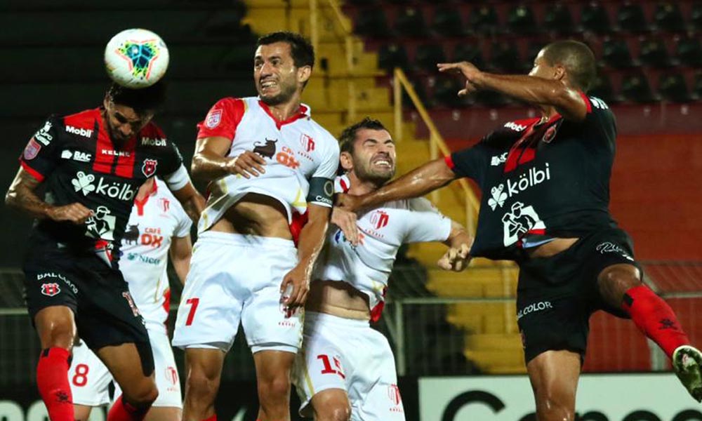 Bryan Ruiz ya remató. Alajuelense se ponía en ventaja en el juego muy temprano. Ahora, ya está en semifinales de Liga CONCACAF.