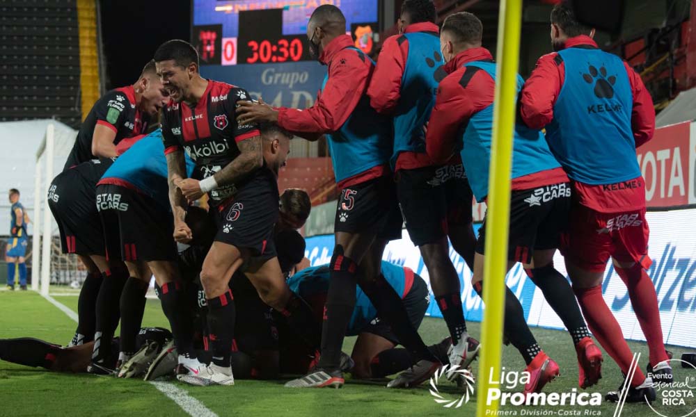 Los jugadores de Liga Deportiva Alajuelense tuvieron su desahogo al sumar la institución el título 30.