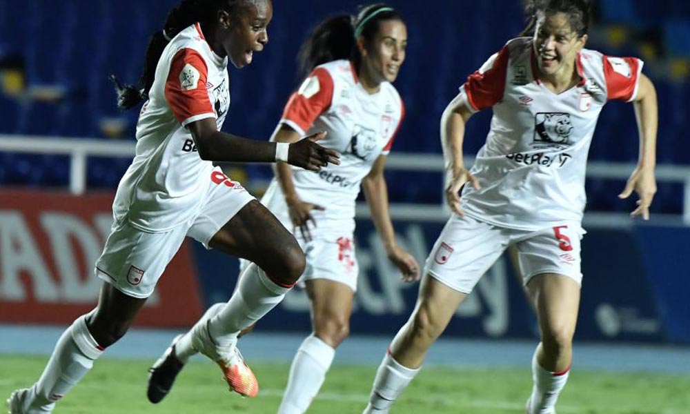 El Independiente Santa Fe, con Daniela Solera como titular, se impuso 1 – 2 en la ida de la final del fútbol femenino de Colombia.