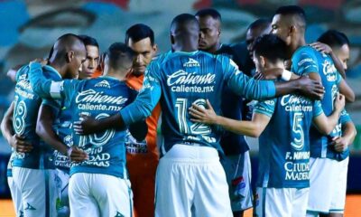 Joel Campbell (12) celebra con sus compañeros el pase a la final del fútbol mexicano.