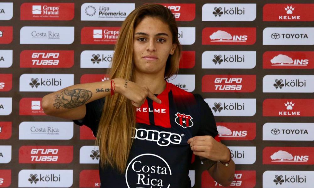 Fabiola Villalobos se sumó este martes a Liga Deportiv Alajuelense tras su paso por el Sporting FC.