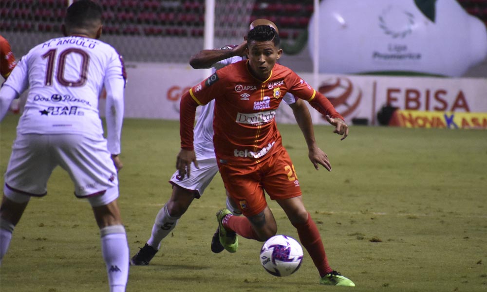 Gerson Torres fue un verdadero dolor de cabeza para la media cancha y la defensa del Saprissa. Y se hizo un golazo.