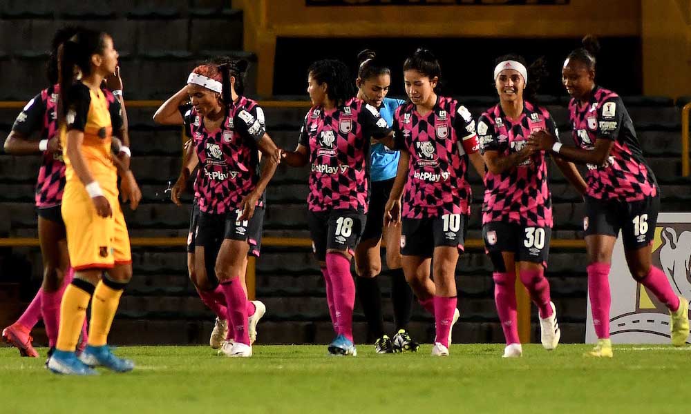 Daniela Solera (de amarillo) fue estelar en la semifinal con el Independiente de Santa Fe,