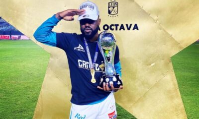 Joel Campbell posa con el trofeo del Guardianes 2020, que obtuvo el León este domingo por la noche.