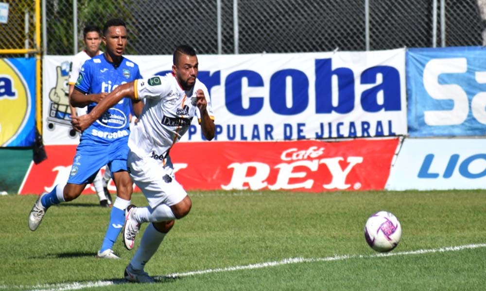 John Jairo Ruiz se dejó expulsar en la primera parte del juego, y eso llevó a Herediano a ajustar su plan de juego.