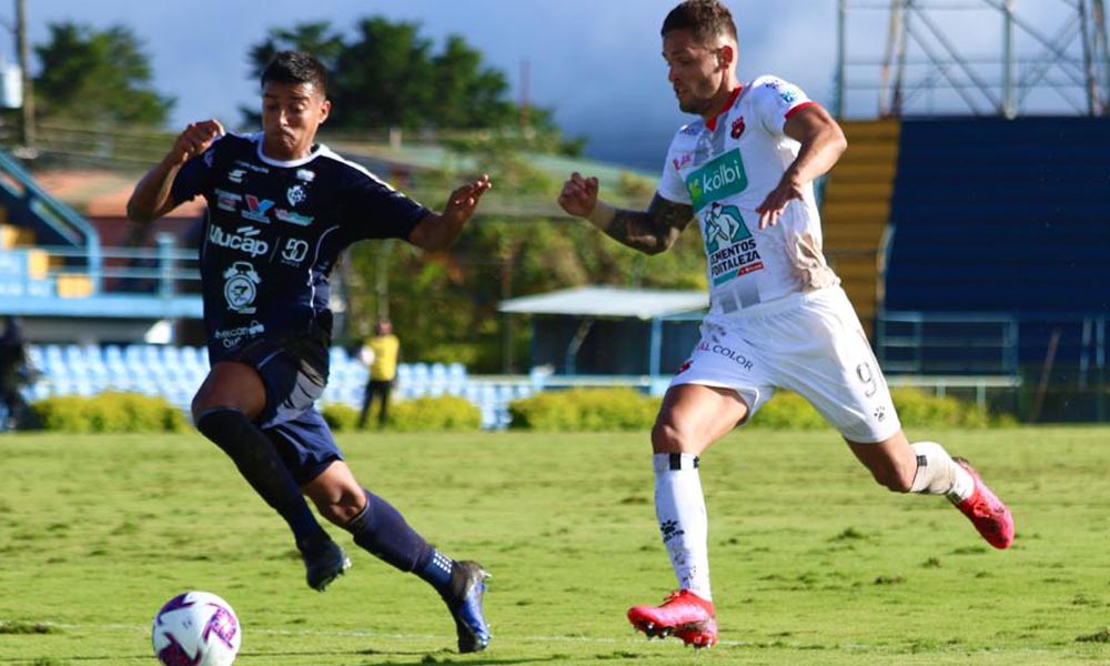 Jonathan Moya adelantó a la Liga muy temporano en el partido ante Cartaginés.