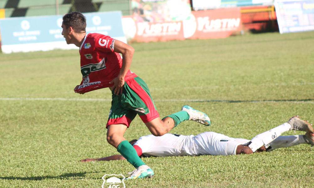 Joseph Bolaños sabe la importancia de su gol, por lo que sale a celebrar con todo el pase de Guanacasteca a la final del Apertura.