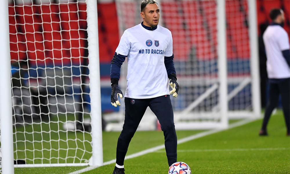 Keylor Navas, al igual que todos sus compañeros, calentó con una camiseta con la leyenda “No al raciscmo”.