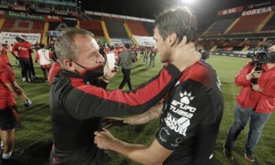 Dos ídolos de Alajuelense: Wilmer López y Bryan Ruiz, tras la obtención del título 31 para los manudos.