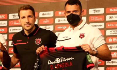 Agustín Lleida, gerente deportivo de Alajuelense, present´ò este lunes a Johan Venegas y Daniel Arreola.