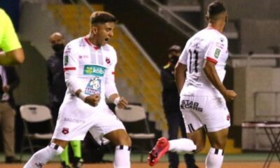 Alex López (11) le dio el empate a Alajuelense ante Herediano, con una gran anotación tras remate de media distancia.