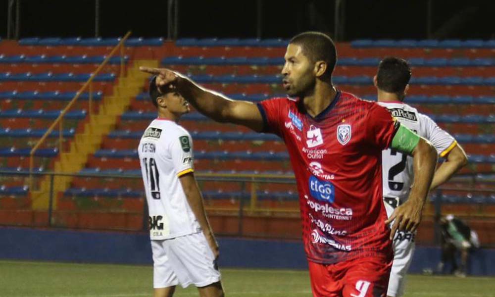 Álvaro Saborío es sinónimo de gol para San Carlos. Esta noche marcó los dos con que el conjunto norteño venció a Herediano.