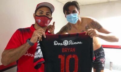 Álvaro Saborío recibió la camiseta de su amigo Bryan Ruiz, después del juego entre Alajuelense y San Carlos.