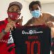 Álvaro Saborío recibió la camiseta de su amigo Bryan Ruiz, después del juego entre Alajuelense y San Carlos.