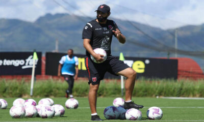 Alajuelense, por ahora, tiene su plantel completo, según el técnico Andrés Carevic.