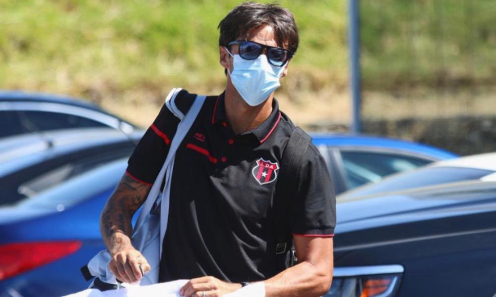 Bryan Ruiz viajó con Alajuelense a Guápiles, para el encuentro de este miércoles, ante Santos.