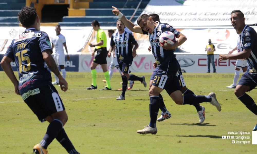 Róger Rojas volvió al gol. Cuando se marcó penal en favor de Cartaginés, no dudó en tomar la pelota y cobrar.