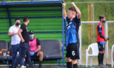 Christian Muñoz celebra la anotación que consiguió y que le generó tres puntos a Fútbol Consultans.