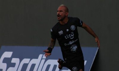 Esteban Ramírez gritó su gol con todo. El volante regresó a la actividad con Sporting, tras una salida polémica de San Carlos.