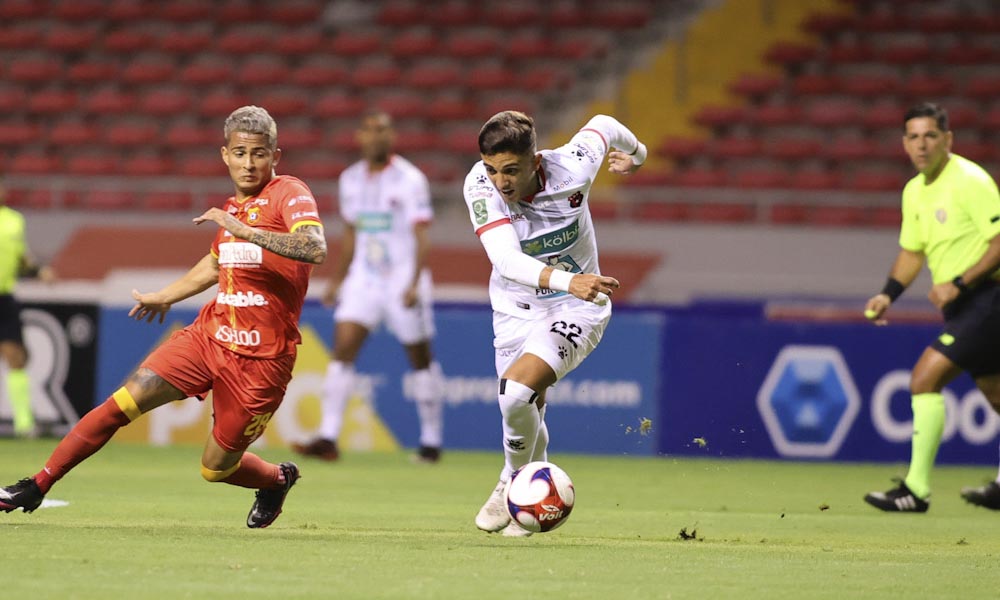 El partido entre Herediano y Alajuelense tuvo muchos tramos de juego de medio campo, que le restó profundidad a los equipos.
