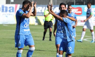 Kevin Fajardo celebra con el brasileño Kennedy Rocha, la primera anotación ante Herediano.