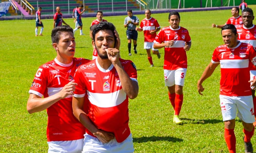 Rodolfo Montiel celebró por partida doble en el empate del Municipal Turrialba ante Barrio México.