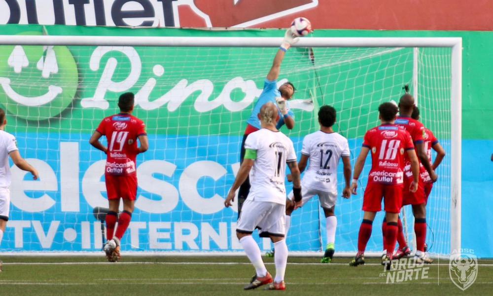 El arquero de Sporting, Carlos Méndez se lució en esta acción para evitar el gol de San Carlos.