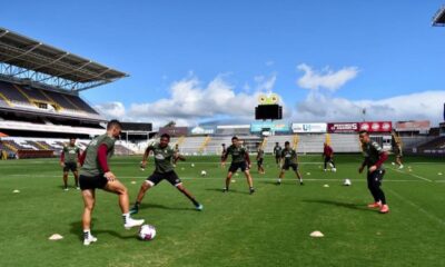 Saprissa entrena con un grupo de juveniles plenamiente integrados con los jugadores de mayor experiencia.