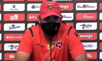 Andrés Carevic, técnico de Alajuelense, sacó tiempo para defender el trabajo de Walter Centeno en el Saprissa.