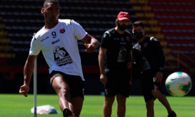 Andrés Carevic, técnico de Alajuelense, visualiza un Clásico parejo en la final de Liga CONCACAF.