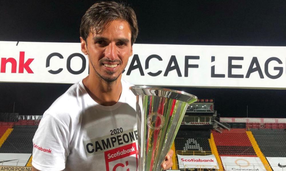 Bryan Ruiz celebró por todo lo alto el título de Liga CONCACAF obtenido por Alajuelense este miércoles.