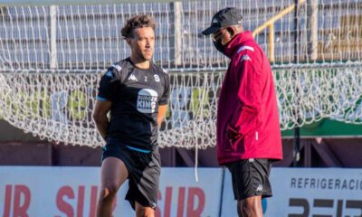 Roy Myers, que aaquí habla con Christian Bolaños, comenzará de inmediato a preprar el juego ante el Philadelphia Unión, de los octavos de final de la CONCACAF Liga de Campeones.