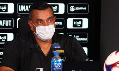 José Giacone, técnico de Sporting, comienza a sentirse perseguido por el arbitraje debido a las expulsiones en su equipo.