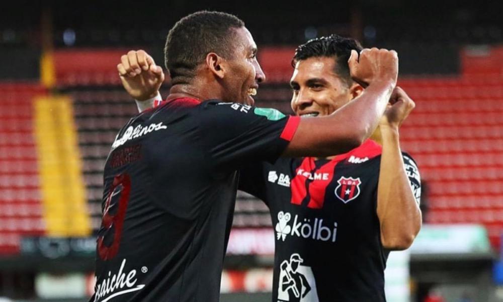 Alonso Martínez celebra con Marcel Hernández el gol del cubano.
