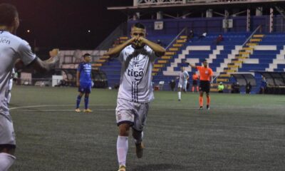 Josimar Pemberton celebra. Acaba de marcar el segundo tanto para un equipo de Guadalupe que fue imparable en el segundo tiempo.