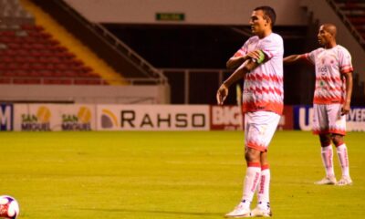 En Santos, los jugadores de experiencia como Osvaldo Rodríguez, tienen la responsabilidad de guiar a los más jóvenes.