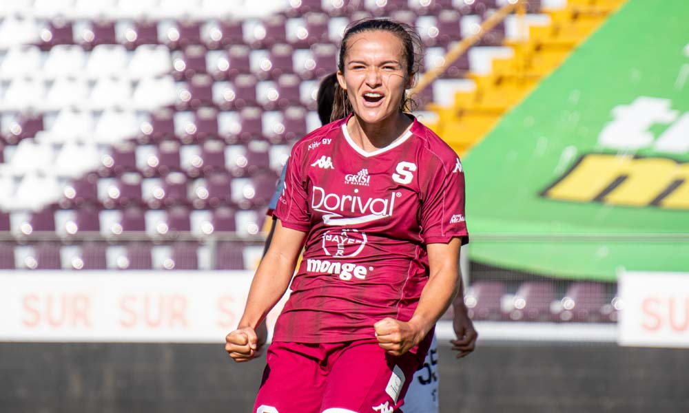 Valeria del Campo celebra en grande, aunque en solitario, la anotación con la que le dio la victoria a Saprissa ante Alajuelense.