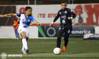 Sharloth Jiménez (14) contra el balón mientras llega a la marca Rachel Montes.