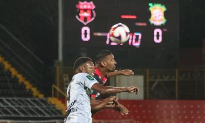 Marcel Hernández no tuvo muchos espacios en el juego de Alajuelense ante Limón. Aquí, compite por el balón con Kareem McLean.