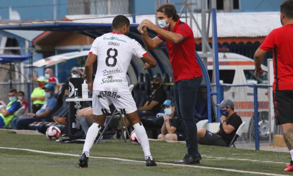 Andrés Carevic, técnico de Alajuelense, celebra con Johan Venegas tras la anotación del delantero.