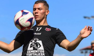 Carlos Mora se siente cómodo en el camerino de Alajuelense, y se apoya en los compañeros de mayor experiencia.