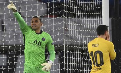 Keylor Navas acaba de atajar el penal lanzado por Lionel Messi. El tico fue figuira con el PSG este miércoles.