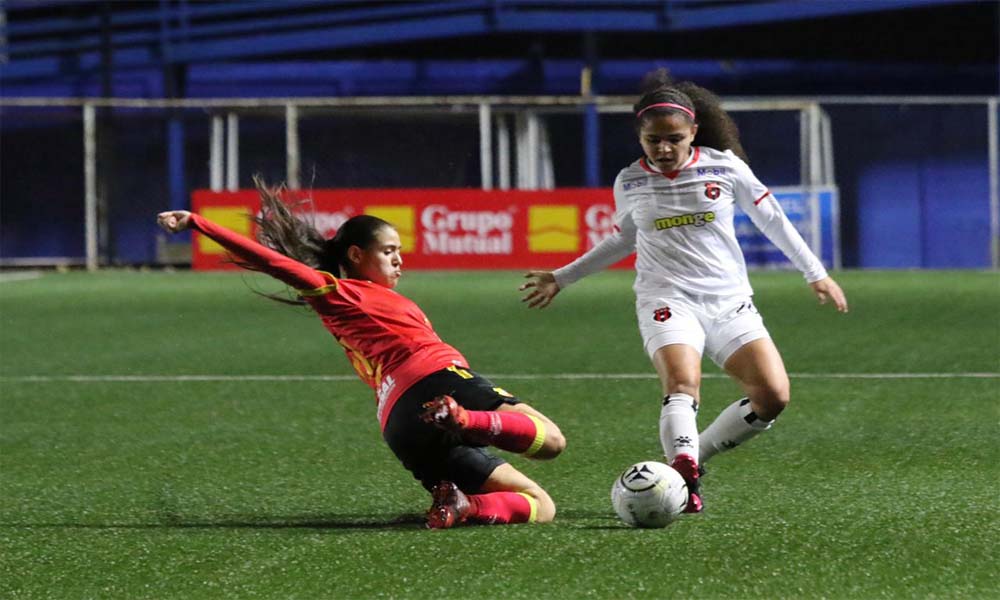 El partido entre Herediano y Alajuelense fue muy parejo, con leves momentos de dominio para cada lado. Foto: LDA.